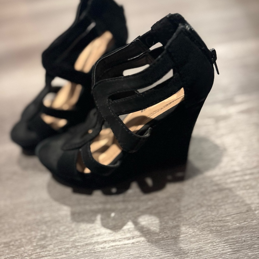 TOP Moda Black Strappy Suede Wedge Sandals